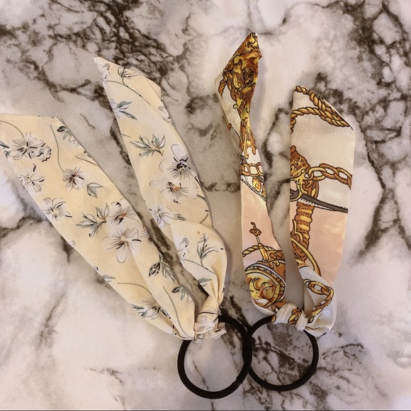 Accessories - 2 pieces scarf hair tie